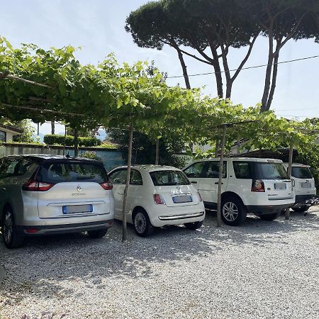 B&B Due Passi Dal Mare Cinquale Kültér fotó