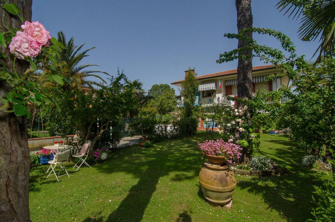 B&B Due Passi Dal Mare Cinquale Kültér fotó